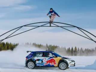 VÍDEO ¿Y si juntas a un piloto de rallys y un snowboarder en un lago helado? Pasa esto
