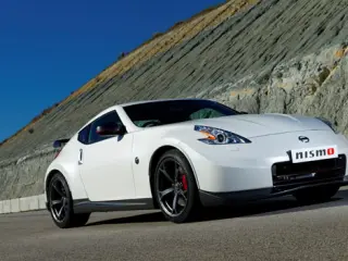 Nissan 370Z Nismo tres cuartos delantero