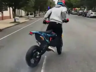 VÍDEO: espectacular demostración de drift con… ¡una moto!