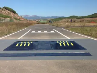 Un badén que enciende las farolas al paso de los coches