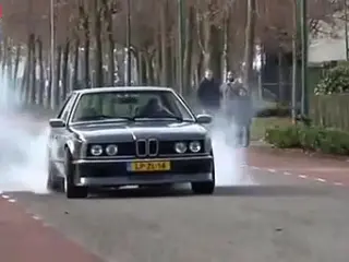 VÍDEO: uno de leyendas, el BMW 635 quemando rueda