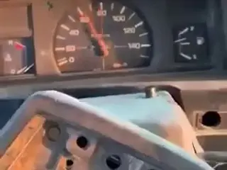 VÍDEO: conduce un coche que se cae a trozos y arranca la caja de cambios en marcha