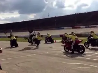 VÍDEO: Un motorista se pasa de potencia en la salida de una carrera