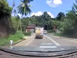 VÍDEO: ¿Suerte o manos? Este conductor ha vuelto a nacer