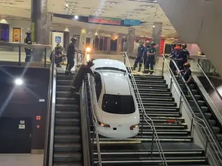 El vehículo, en las escaleras del intercambiador. Foto: Twitter Emergencias Madrid.