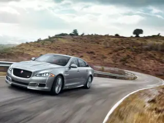 Jaguar-XJR-dinámica-frontal