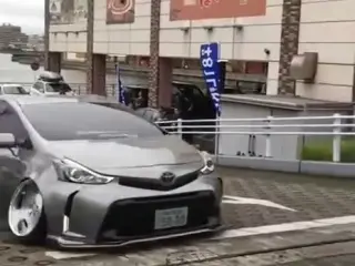 VÍDEO: con tanto tunning ninguno se libra de pegar en los bajos... ¡qué destrozo!