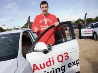 Los jugadores del Barça Regal pueban el nuevo Audi Q3