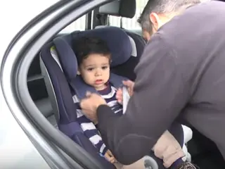Vídeo: cómo sentar correctamente a un niño en el coche