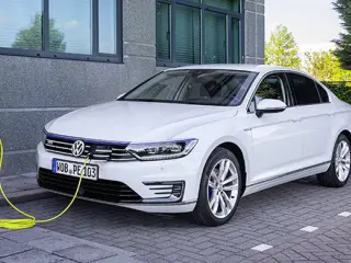 Europa quiere un cargador de coches en cada casa