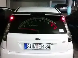 VÍDEO: la última ‘frikada’ que querrás poner en la luna de tu coche