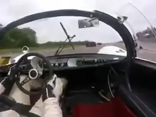 VÍDEO: De la que se ha salvado en el circuito por unos centímetros