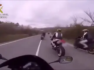 VÍDEO: a correr se va uno al circuito, este grupo de motoristas ha recibido una sanción ejemplar
