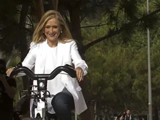 Cristina Cifuentes: una motorista en la Asamblea de Madrid