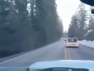 VÍDEO: Hace un mal adelantamiento y se salva por los pelos