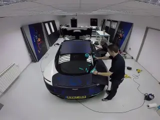 VÍDEO: el Aston Martin DB11, con los colores del F1 de Red Bull Racing, ¡gusta!