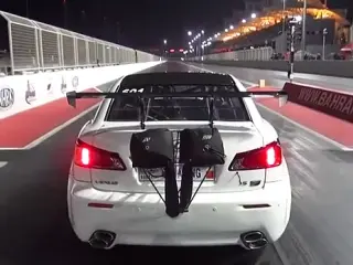VÍDEO: un dragster saltando la valla, no por repetido deja de ser espectacular
