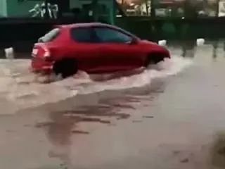 VÍDEO: Ojo con las inundaciones, a nuestro osado conductor le sale mal intentar cruzar una calle
