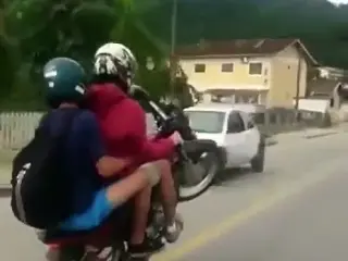 VÍDEO: Ya tenemos al tonto del día... y no iba solo