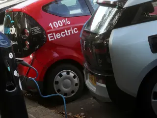 La oferta de baterías es insuficiente para la industria de vehículos eléctricos, lo que está provocando una guerra entre GM, Tesla y Rivian.