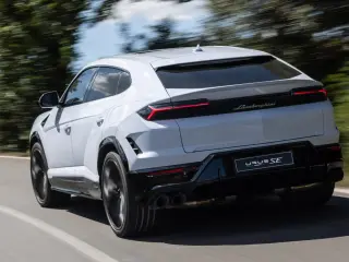 El Lamborghini Urus SE en acción por la carretera.