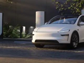 Un Tesla aparcado cargando su batería.