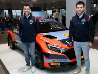 Pepe López (derecha) junto a su copiloto, David Vázquez (izquierda)