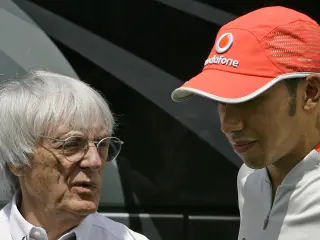 Bernie Ecclestone junto a Lewis Hamilton durante el inicio de temporada de 2008.