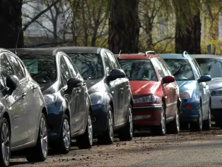 Coches aparcados en cordón