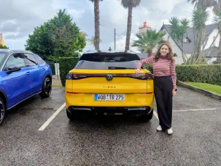 Nuestra compañera Lidia Vega junto al VW T-Roc.