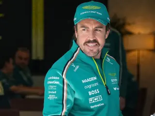 Fernando Alonso entrando al Hospitality de Aston Martin