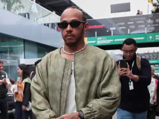 Lewis Hamilton entrando al paddock