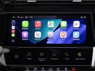 El i-Cockpit tiene los grandes botones táctiles y programables.
