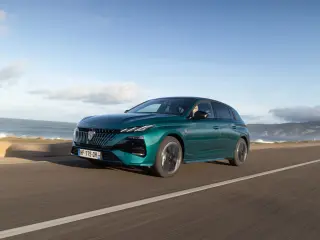 En los paragolpes aparecen 'air curtains' para ayudar a bajar el Cx, muy útil en el eléctrico y el nuevo 308 PHEV.