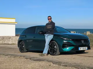 Peugeot 308 Hybrid 2026 en color Lagoa Blue durante la presentación en Lisboa