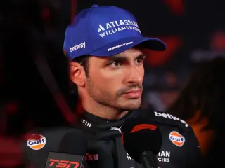 Carlos Sainz respondiendo a los medios durante el GP de Qatar