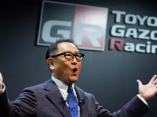 Akio Toyoda, presidente de Toyota Motor Corporation, celebra la unión con Haas