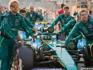 Fernando Alonso llegando a su posición en parrilla para el GP de Abu Dhabi