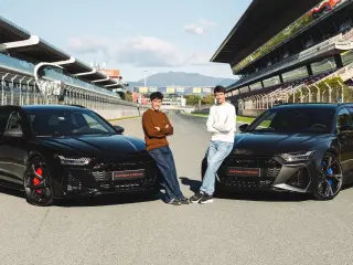 Los hermanos Márquez posan con sus nuevos Audis en Montmeló