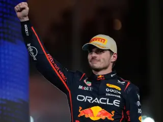 Max Verstappen, con el puño en alto tras la última victoria en Abu Dhabi