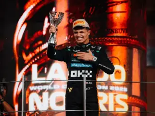 Lando Norris celebrando en el podio del GP de Abu Dhabi 2025