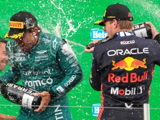 Fernando Alonso y Max Verstappen celebrando juntos en el podio