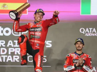 Bagnaia aplaudiendo a Marc Márquez en el podio