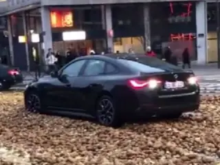 Captura de imagen del vídeo original en el que pillan a un BMW Serie 4 cruzando en mitad de la protesta agraria