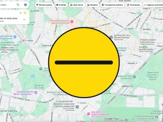 Señal amarilla con raya en negro en Google Maps
