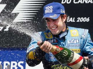Fernando Alonso celebrando en el podio de Malasia en 2006