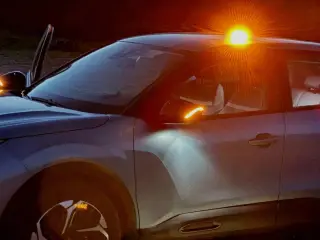 Muchos coches oficiales no tienen la baliza V16 todavía.