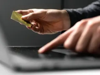 Avisos de multa falsos con códigos QR.