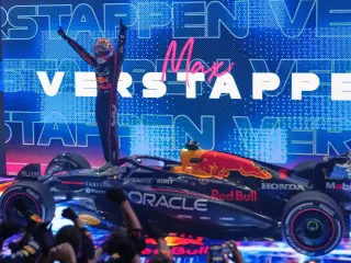 Max Verstappen celebrando el triunfo en Qatar 2025