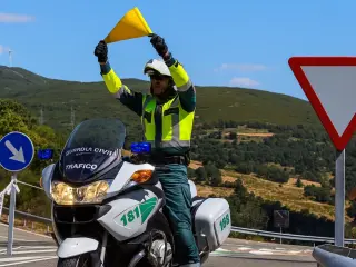 Guardia Civil de Tráfico con una bandera amarilla.